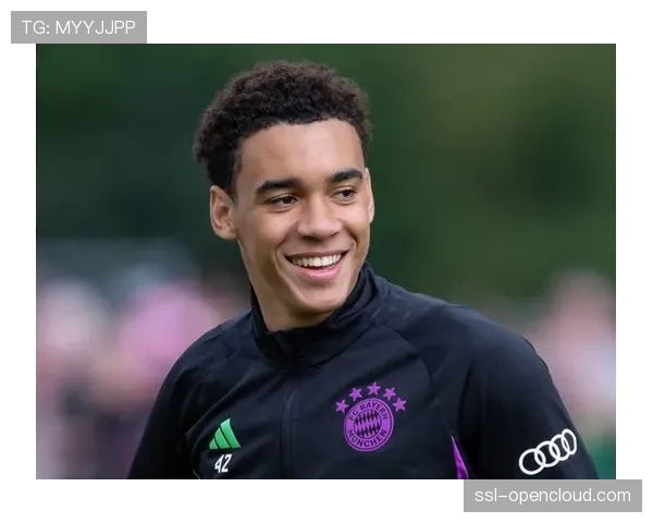 拜仁慕尼黑公布客战多特蒙德大名单，穆西亚拉伤愈归队